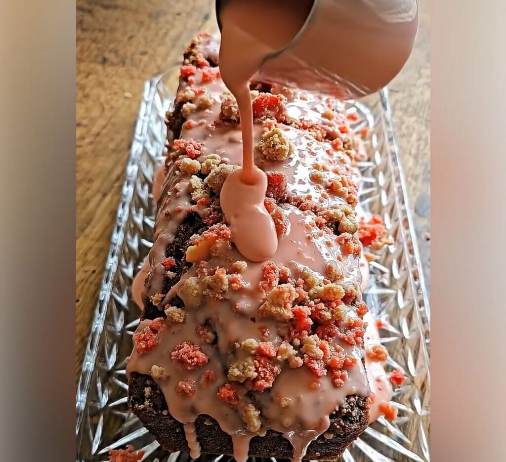 strawberry crunch loaf pound cake